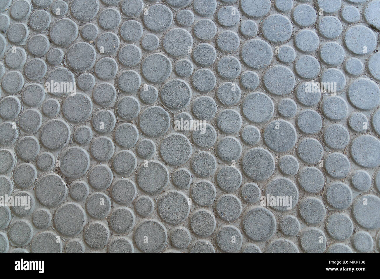 Runde großen grauen Steinplatten auf dem Boden Stockfoto