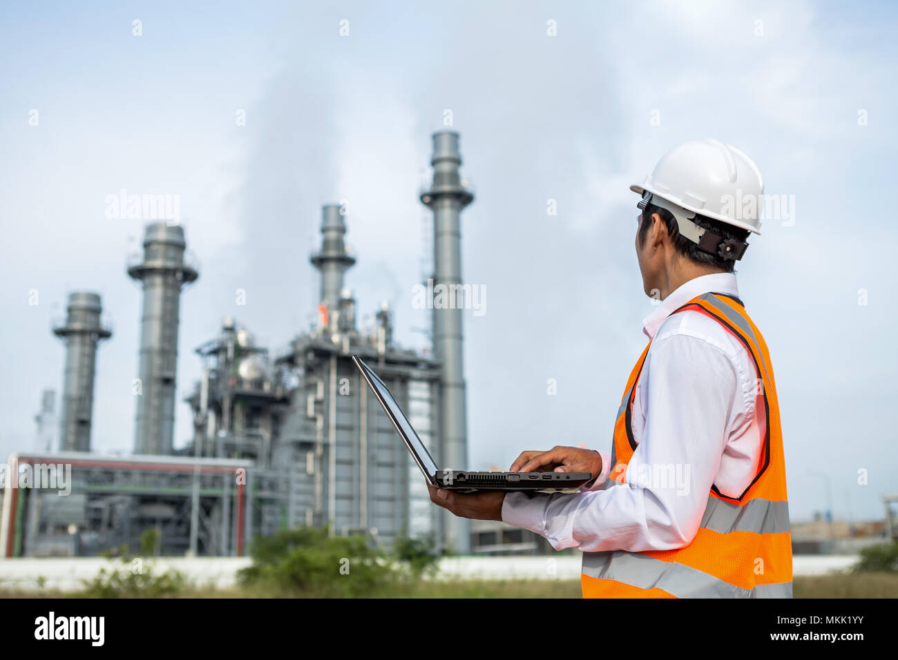 Die Entwicklungsabteilung arbeitet in Gas- und Dampfturbinen Kraftwerk er um Anlage mit Notebook Stockfoto