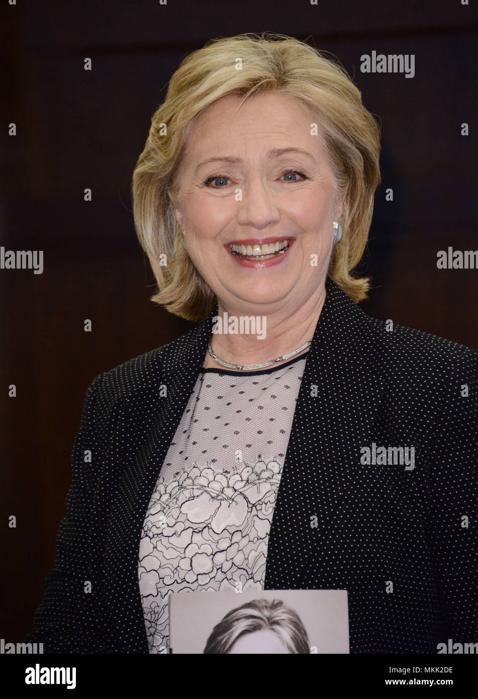 Hillary Clinton Autogrammstunde bei Barnes & Noble an der Waldung in Los Angeles a Hillary Clinton - Autogrammstunde003 Red Carpet Event, Vertikal, USA, Filmindustrie, Prominente, Fotografie, Bestof, Kunst, Kultur und Unterhaltung, Topix Prominente Fashion/Vertikal, Besten, Event in Hollywood Leben - Kalifornien, Roter Teppich und backstage, USA, Film, Stars, Film Stars, TV Stars, Musik, Promis, Fotografie, Bestof, Kunst, Kultur und Unterhaltung, Topix, headshot, vertikal, eine Person aus dem Jahr 2014, Anfrage tsuni@Gamma-USA.com Stockfoto