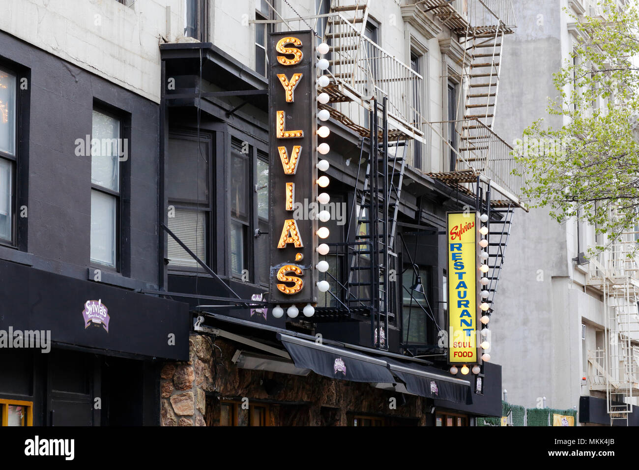 Sylvia's Restaurant, 328 Malcolm X Blvd, New York, NY. aussen Storefront einer Soul Food Restaurant im Harlem Viertel von Manhattan. Stockfoto