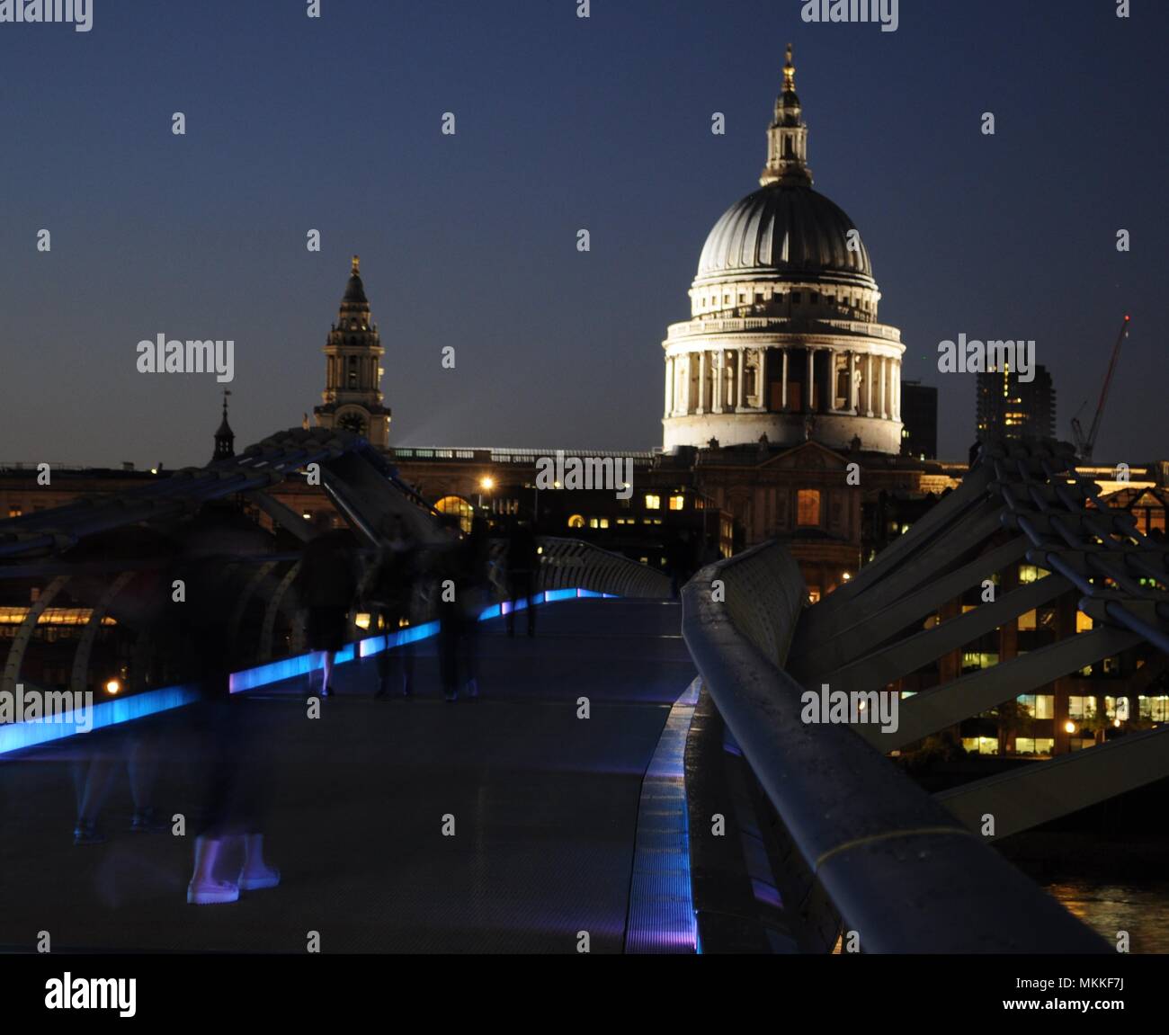 Gegen Mitternacht Blick entlang Millennium Bridge in Richtung St Paul's Cathedral, London, UK. Stockfoto