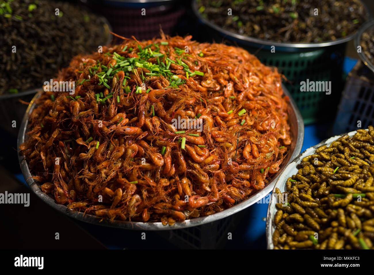 Kambodschanischen nacht Street Food Markt mit geräucherten Garnelen in Eisen Schale Stockfoto