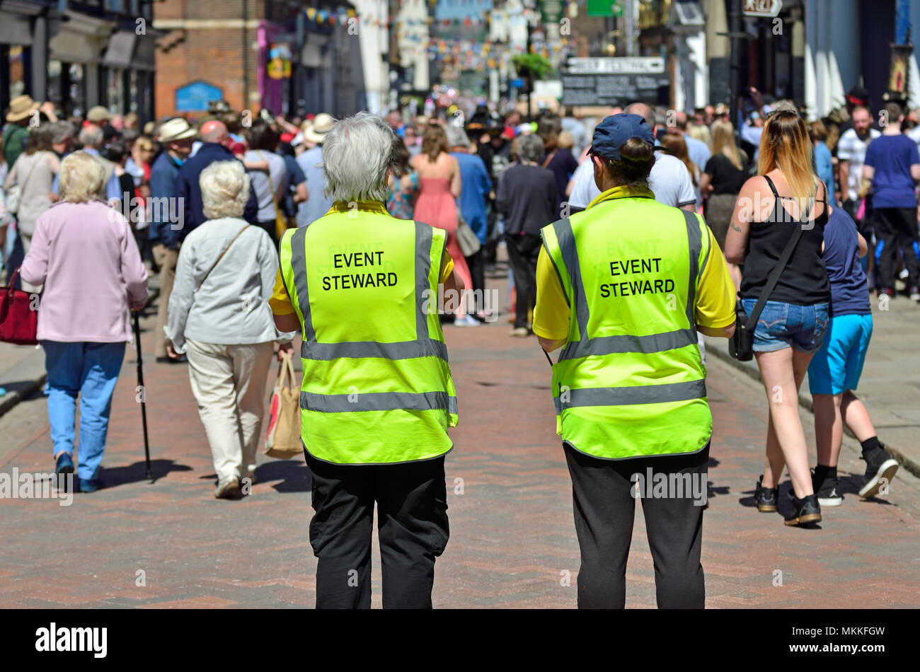 Rochester, Kent, England. Zwei weibliche Fall Stewards auf der jährlichen Rochester Sweeps Festival (2018) Stockfoto