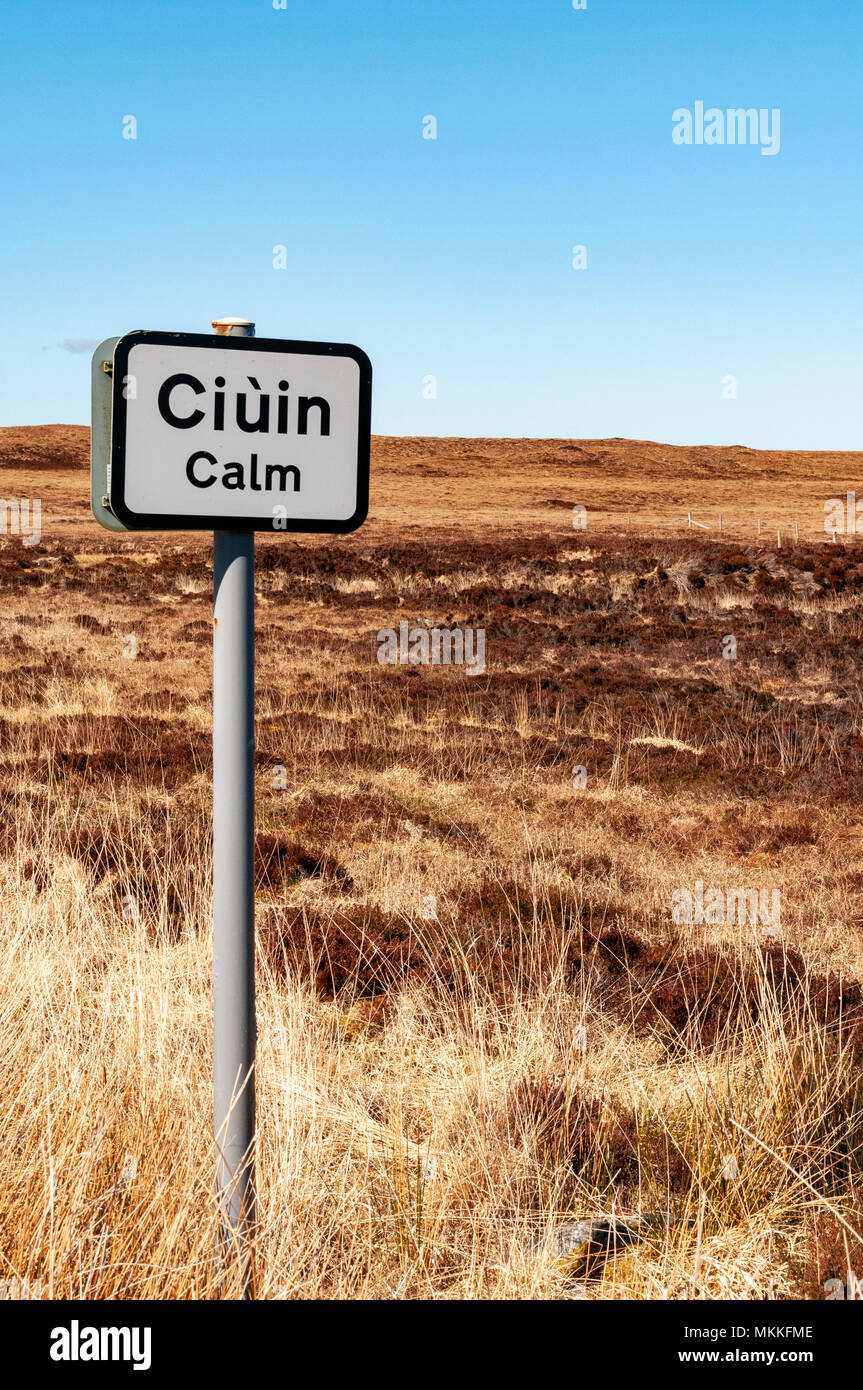 Ruhe / Gaelic-English Ciuin - zweisprachiges Straßenschild in North Uist, Äußere Hebriden, Western Isles, Schottland, Großbritannien Stockfoto