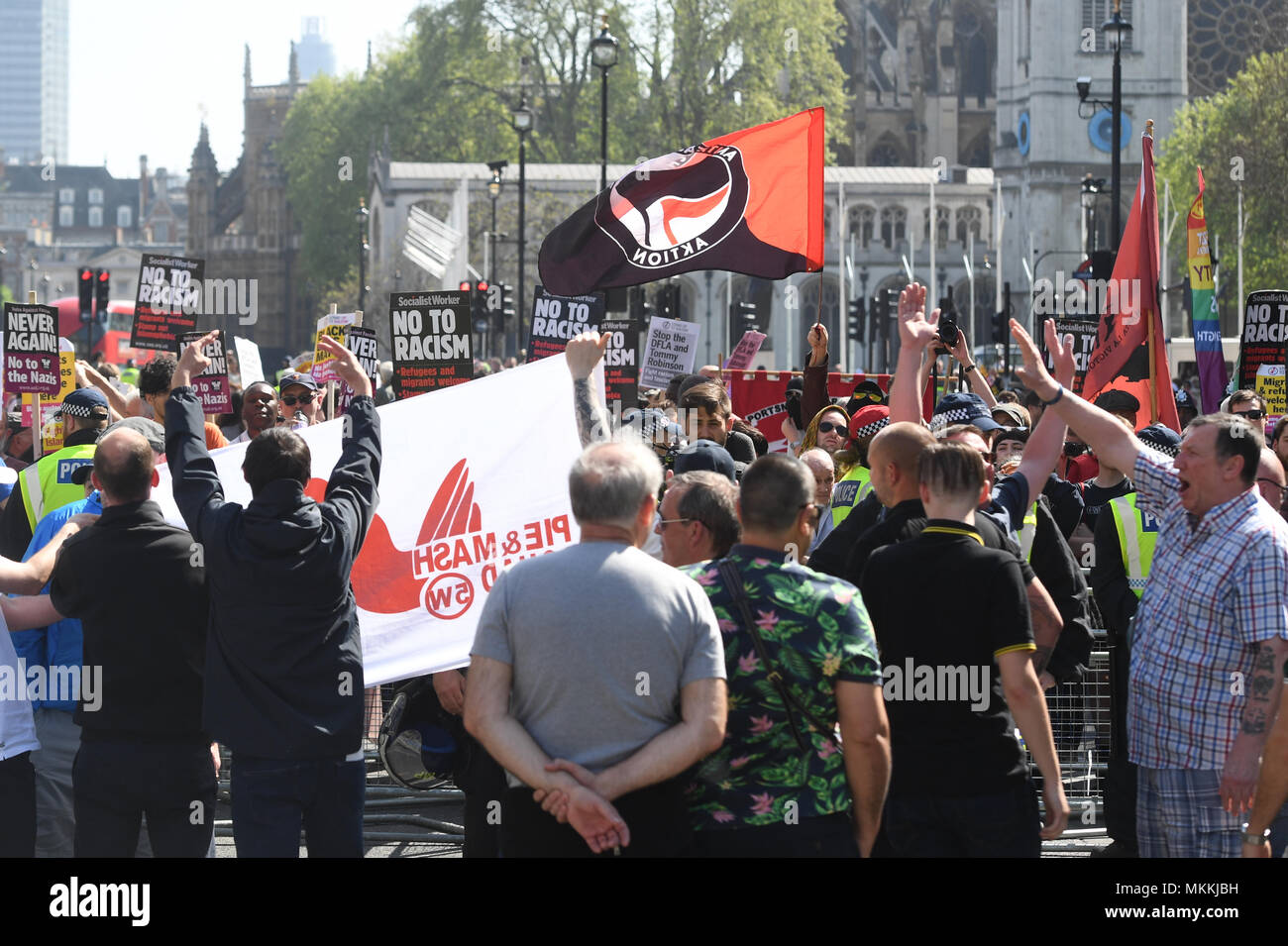 Eine Demonstration der Demokratischen Fußball Jungs Alliance (Vordergrund) und eine Protestaktion in der Nähe der Kenotaph, in Whitehall, London. Stockfoto