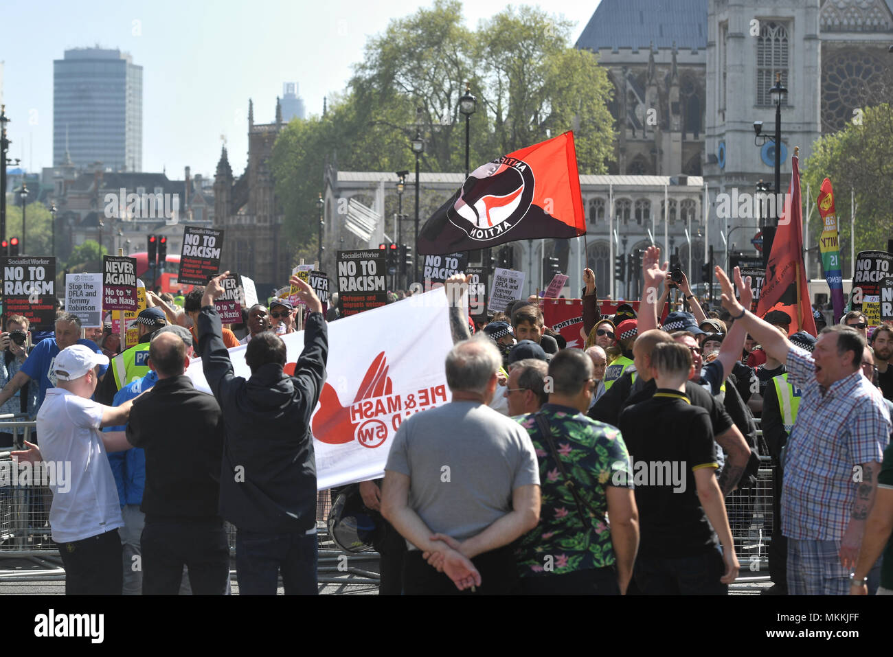 Eine Demonstration der Demokratischen Fußball Jungs Alliance (Vordergrund) und eine Protestaktion in der Nähe der Kenotaph, in Whitehall, London. Stockfoto