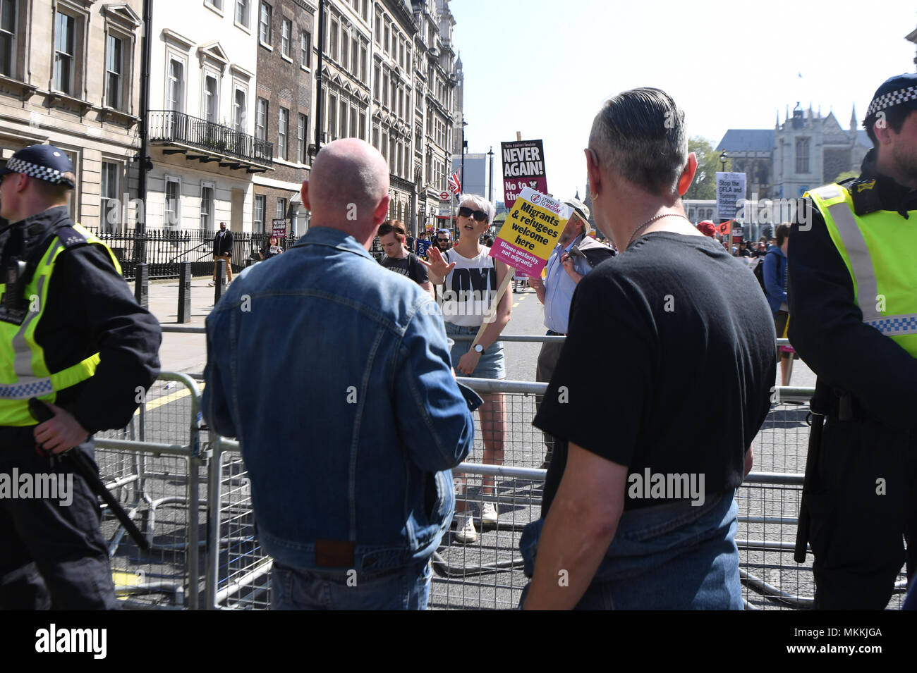 Eine Demonstration der Demokratischen Fußball Jungs Alliance (Vordergrund) und eine Protestaktion in der Nähe der Kenotaph, in Whitehall, London. Stockfoto