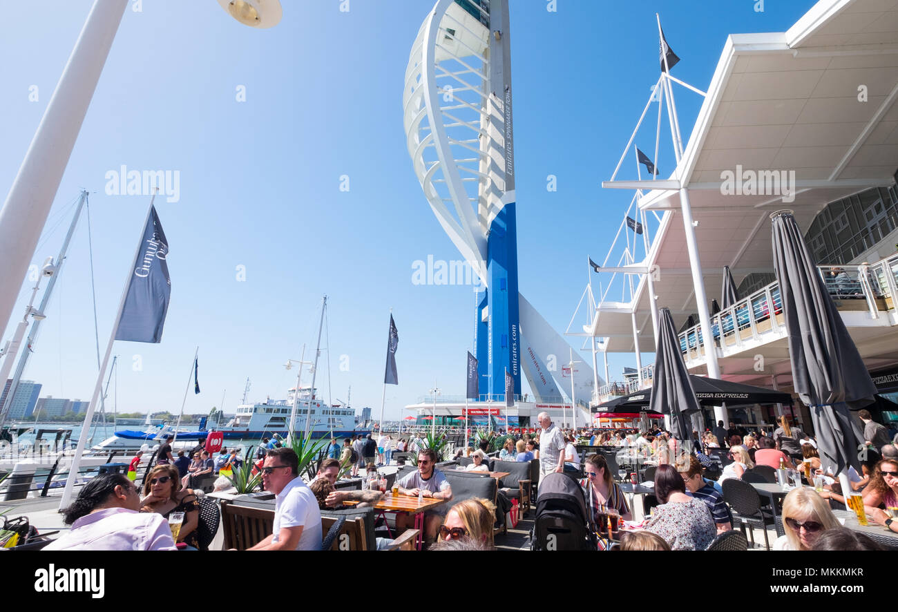 Die Menschen trinken und speisen im Sonnenschein an in Portsmouth Gunwharf Quays Stockfoto