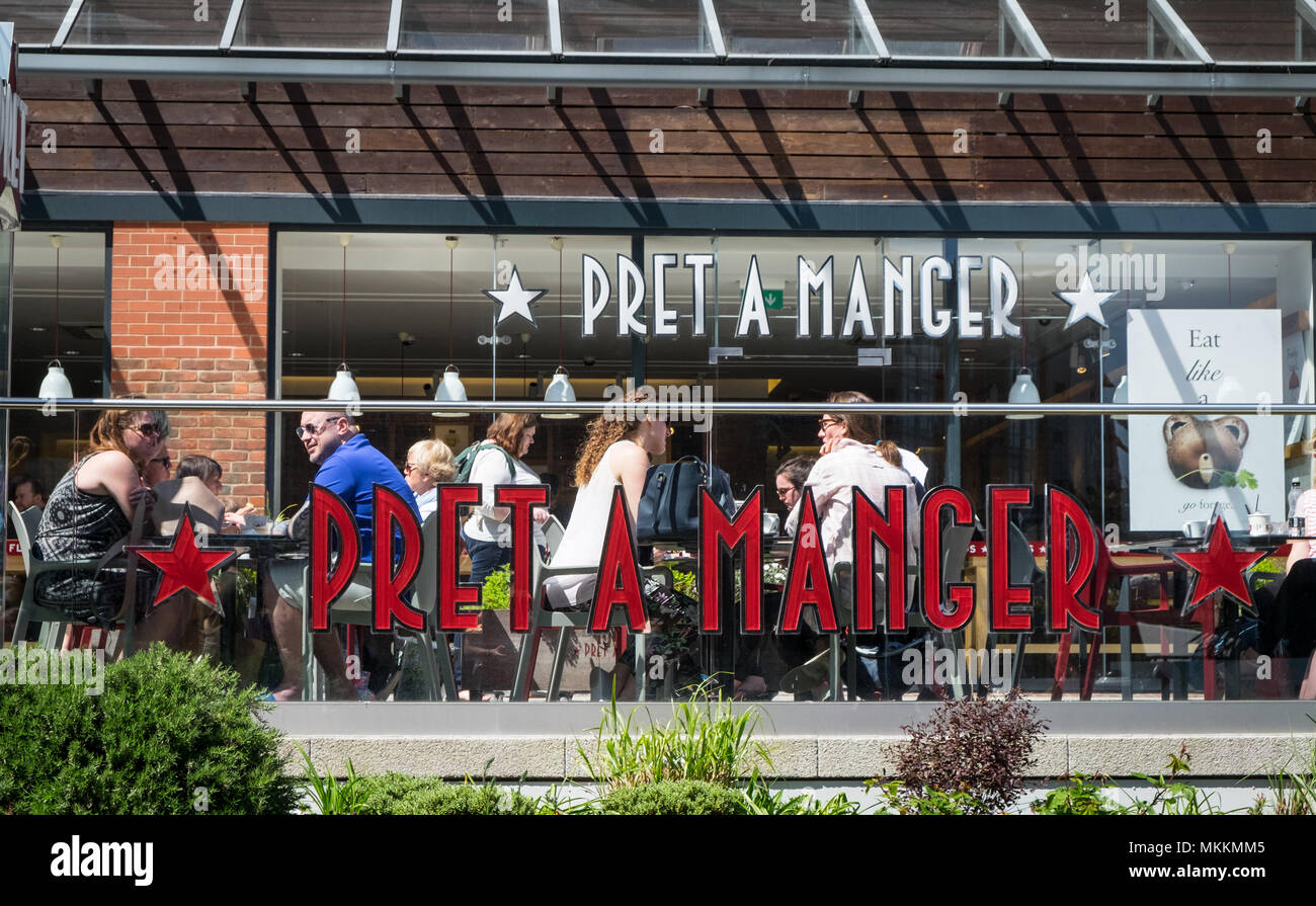 Die Menschen essen bei Pret a Manger Restaurant in Portsmouth Gunwharf Quays Stockfoto