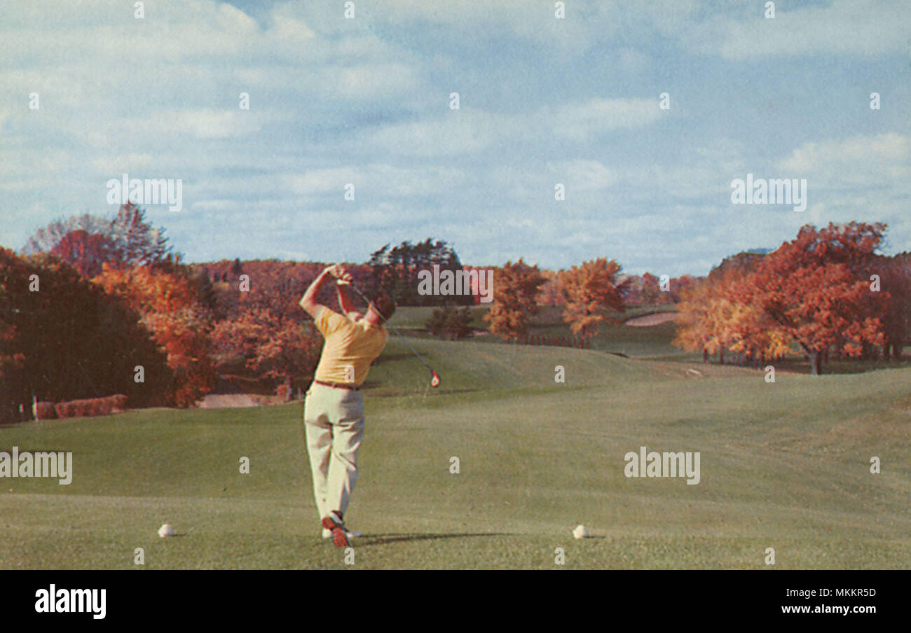 Golfspieler spielt im Herbst Stockfoto