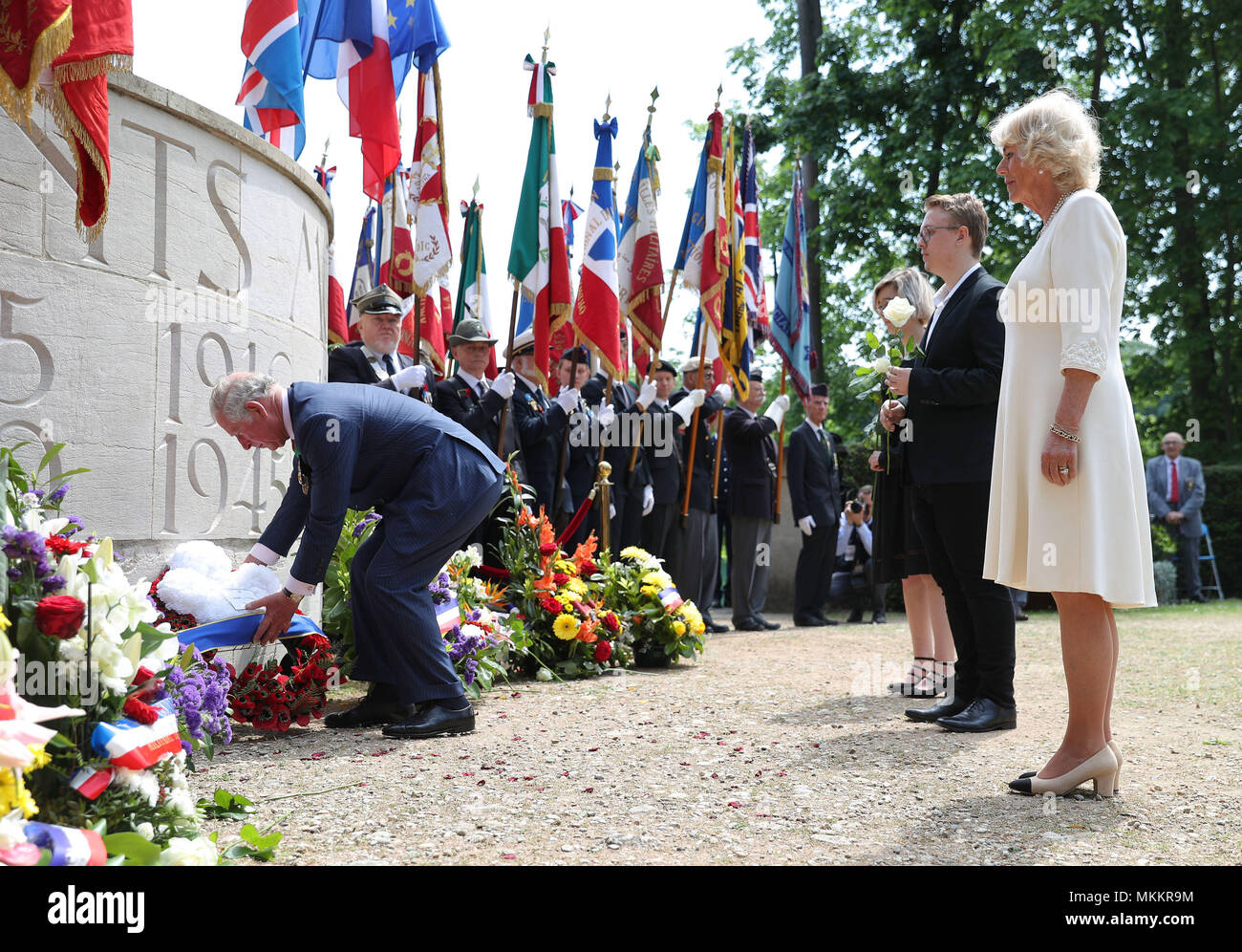 Der Prinz von Wales legt einen Kranz mit der Herzogin von Cornwall (rechts) während der VE Tag Gedenkfeiern in Parc Tte d'Or, Lyon, Frankreich als Teil ihrer Besuch des Landes. Stockfoto