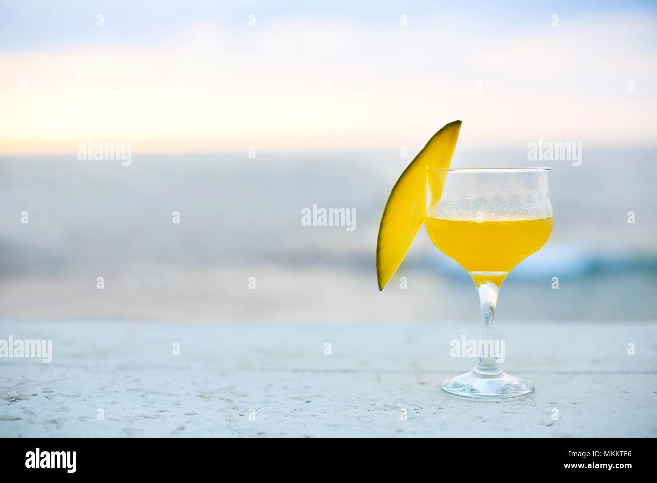 Glas mango Cocktail auf der Theke im Freien Stockfoto