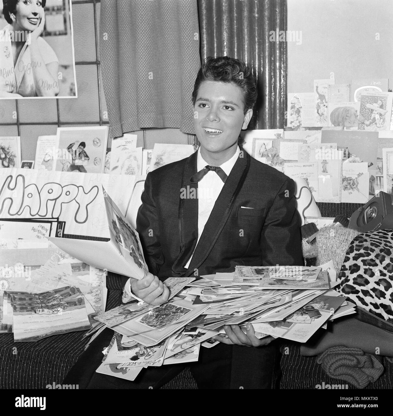 Cliff Richard in der Umkleidekabine im Palladium, mit Karten für seinen 20. Geburtstag. Oktober 1960. Stockfoto