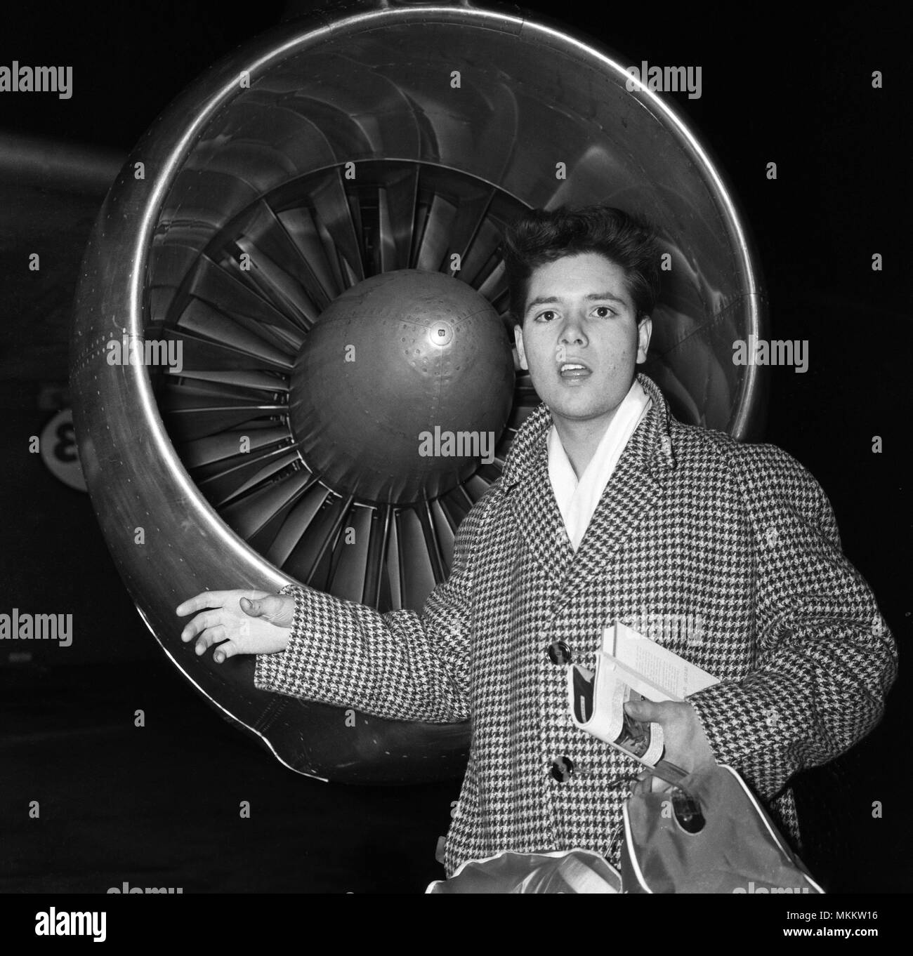Cliff Richard dargestellt am Londoner Flughafen, verlassen für New York. Januar 1960. Stockfoto