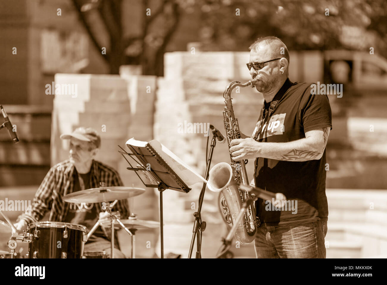 DIMITROVGRAD, Bulgarien - 30 April, 2018: Männlich Saxophonist Solo spielt auf seinem Saxophon an der Straße Konzert Veranstaltung International World Jazz Tag gewidmet Stockfoto