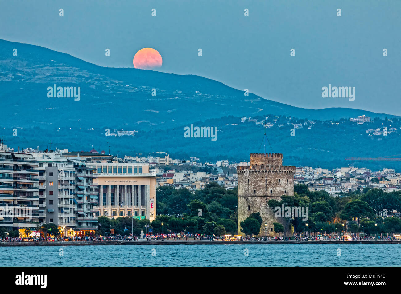 Thessaloniki, Griechenland - 7. August 2017: Volle Blood Moon und Eclipse Backofen Weißen Turm von Thessaloniki, Griechenland Stockfoto