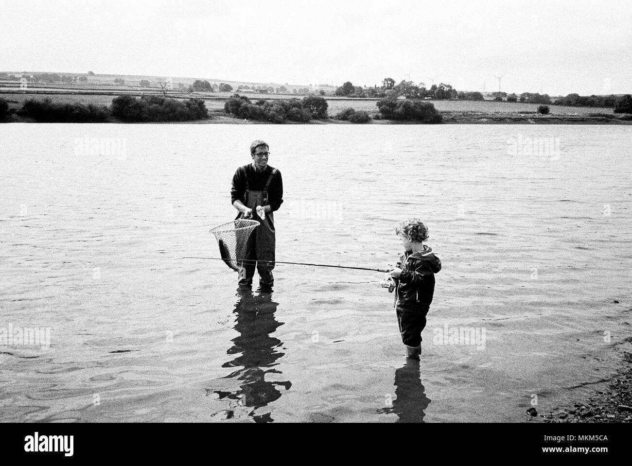 Vier Jahre alten Jungen Forellen mit seinem Onkel bei der Scout Deich Reservoir, Penistone Road, South Yorkshire, England, Großbritannien Stockfoto