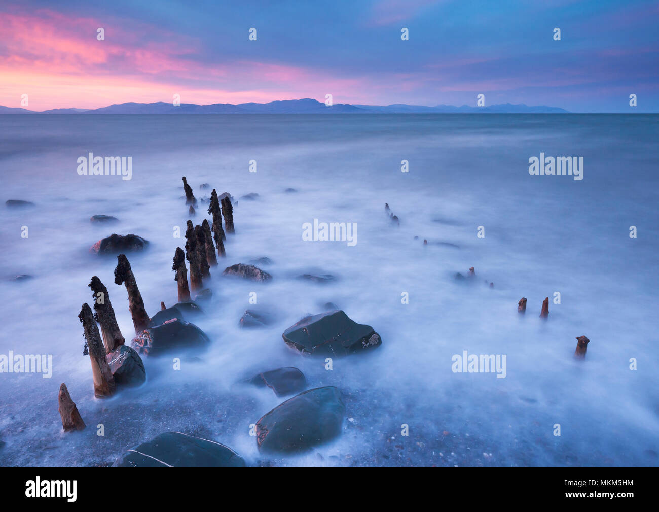 Bunte Himmel bei Sonnenuntergang über Dundalk Bay an der Ostküste von Irland Stockfoto
