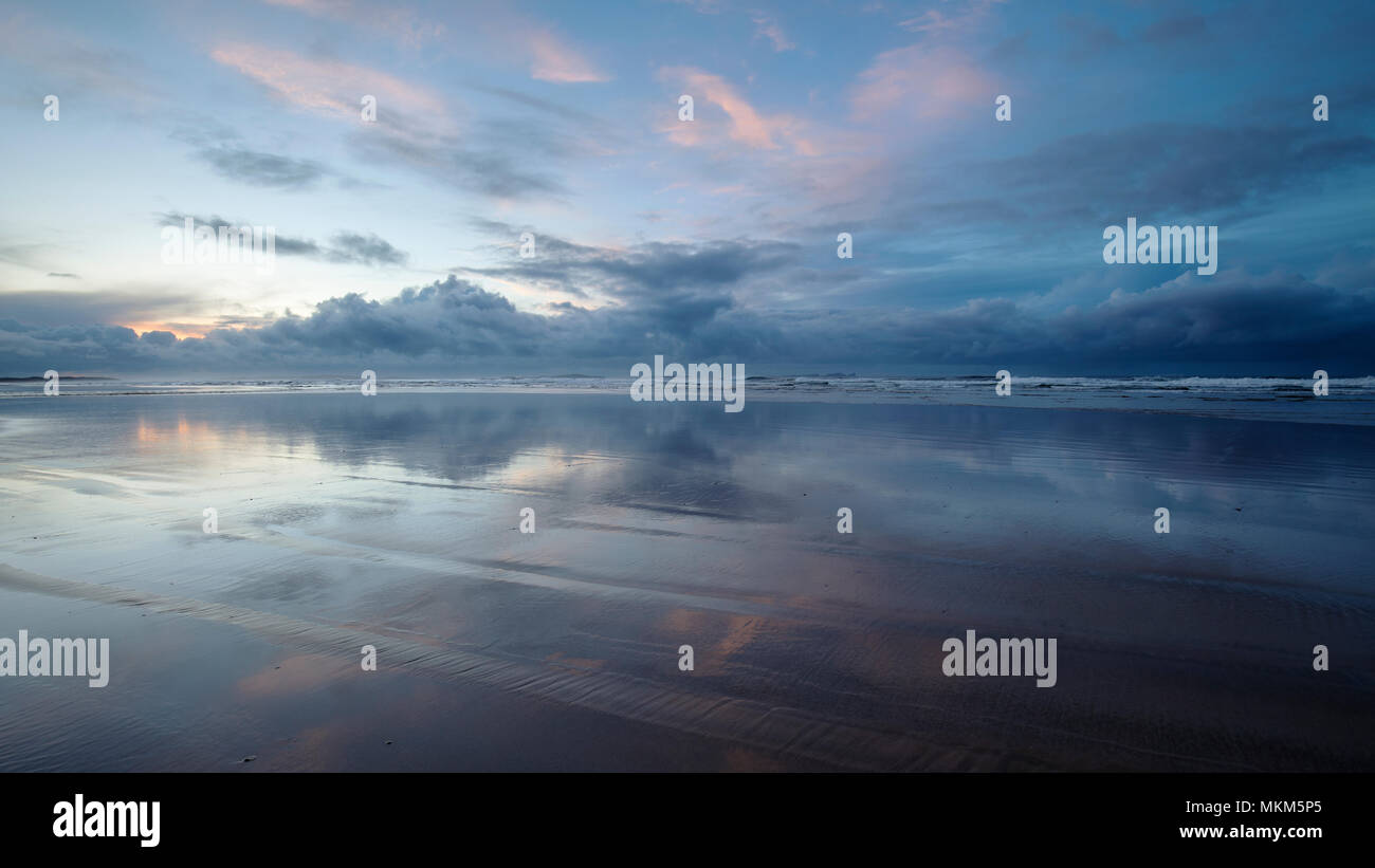 Reflexionen der Sonnenuntergang am Strand in der Nähe von Falcarragh Drumnatinney County Donegal Irland Stockfoto