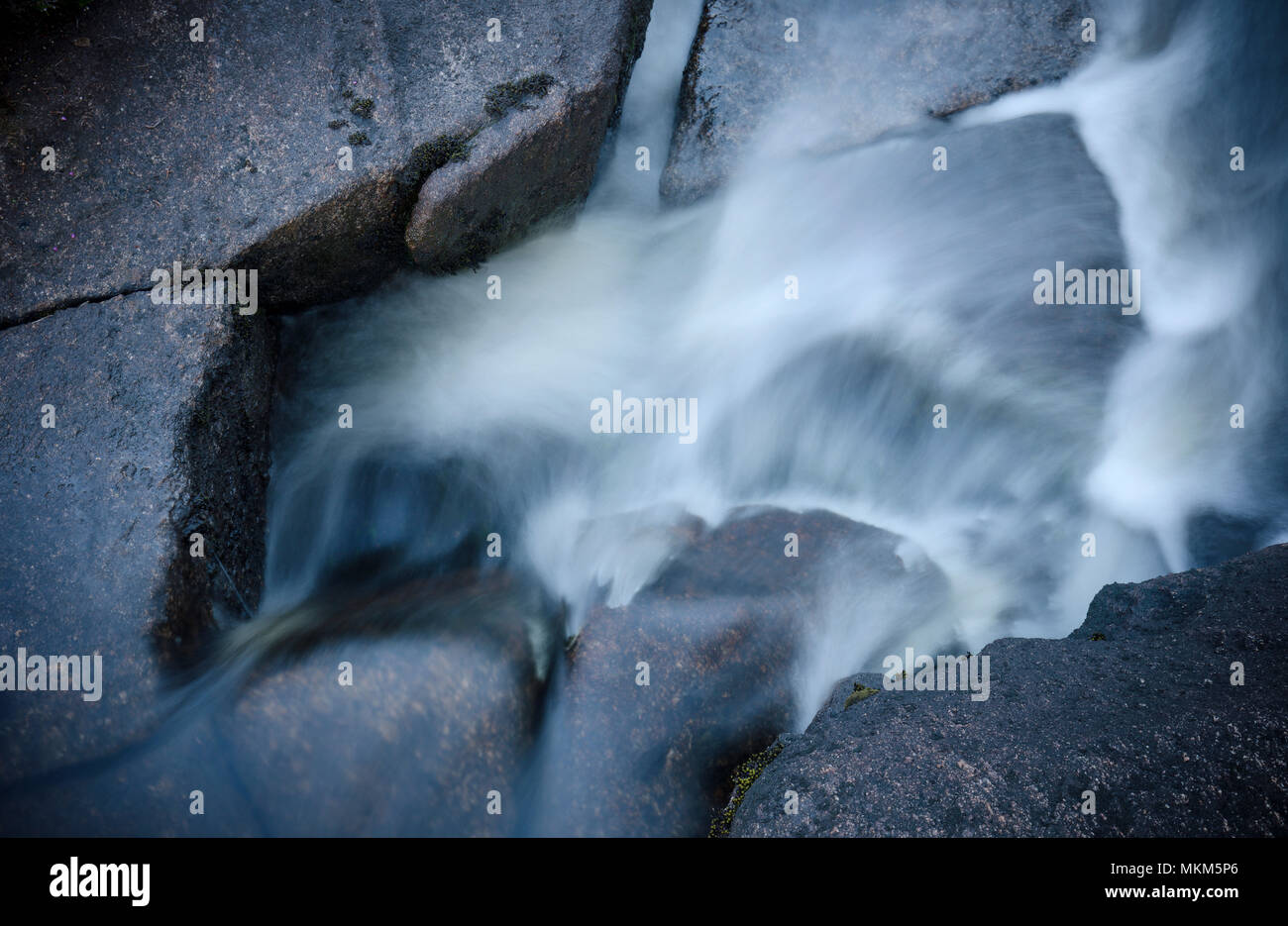 Abstrakte Photographie mit Wasser über die Felsen. Stockfoto