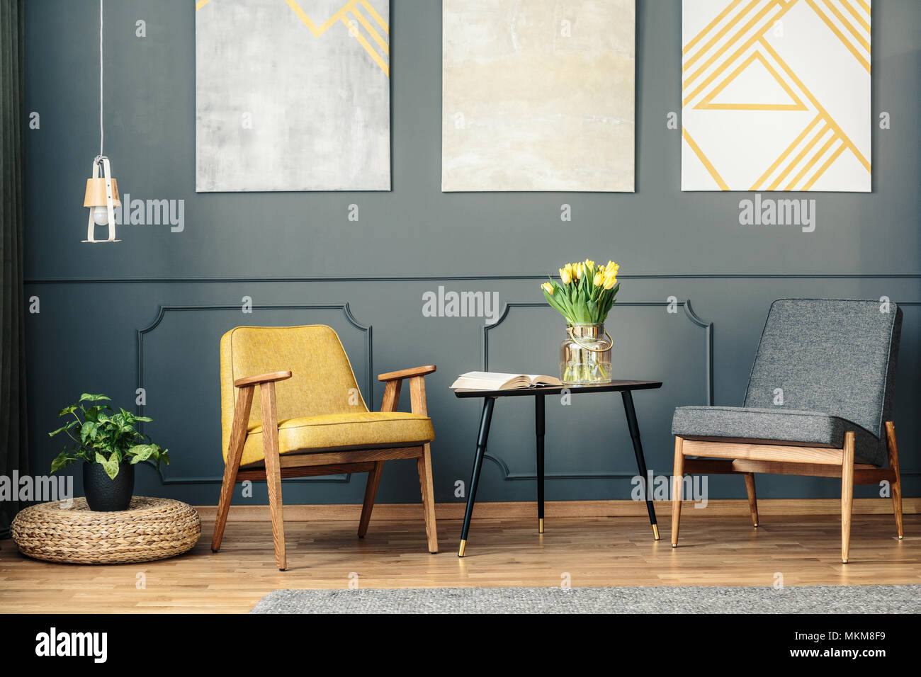 Retro Stühle in vintage Wohnzimmer Interieur mit Gemälden, Lampe, Anlage  und Buch auf dem Tisch Stockfotografie - Alamy