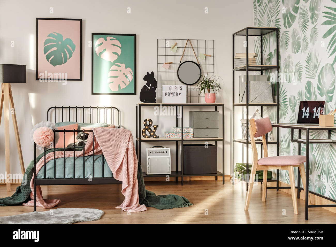 Gerahmte Poster Auf Einer Weissen Wand Uber Eine Gemutliche Twin Bett Mit Kissen Und Decken In Einem Hipster Teenager Schlafzimmer Innenraum Mit Blattern Wallpaper Stockfotografie Alamy
