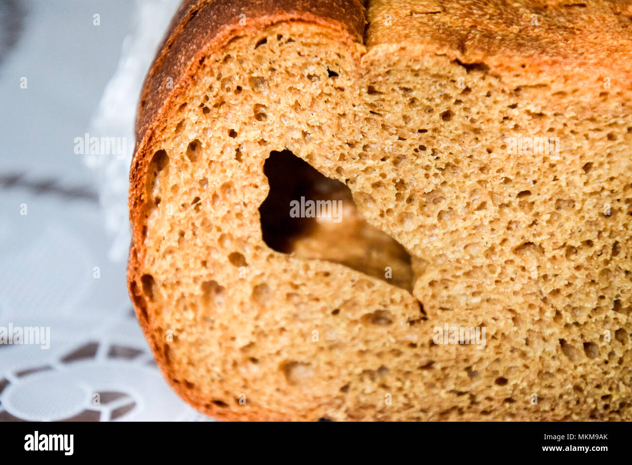 Roggenbrot mit einem großen Loch in den Schnitt. Stockfoto