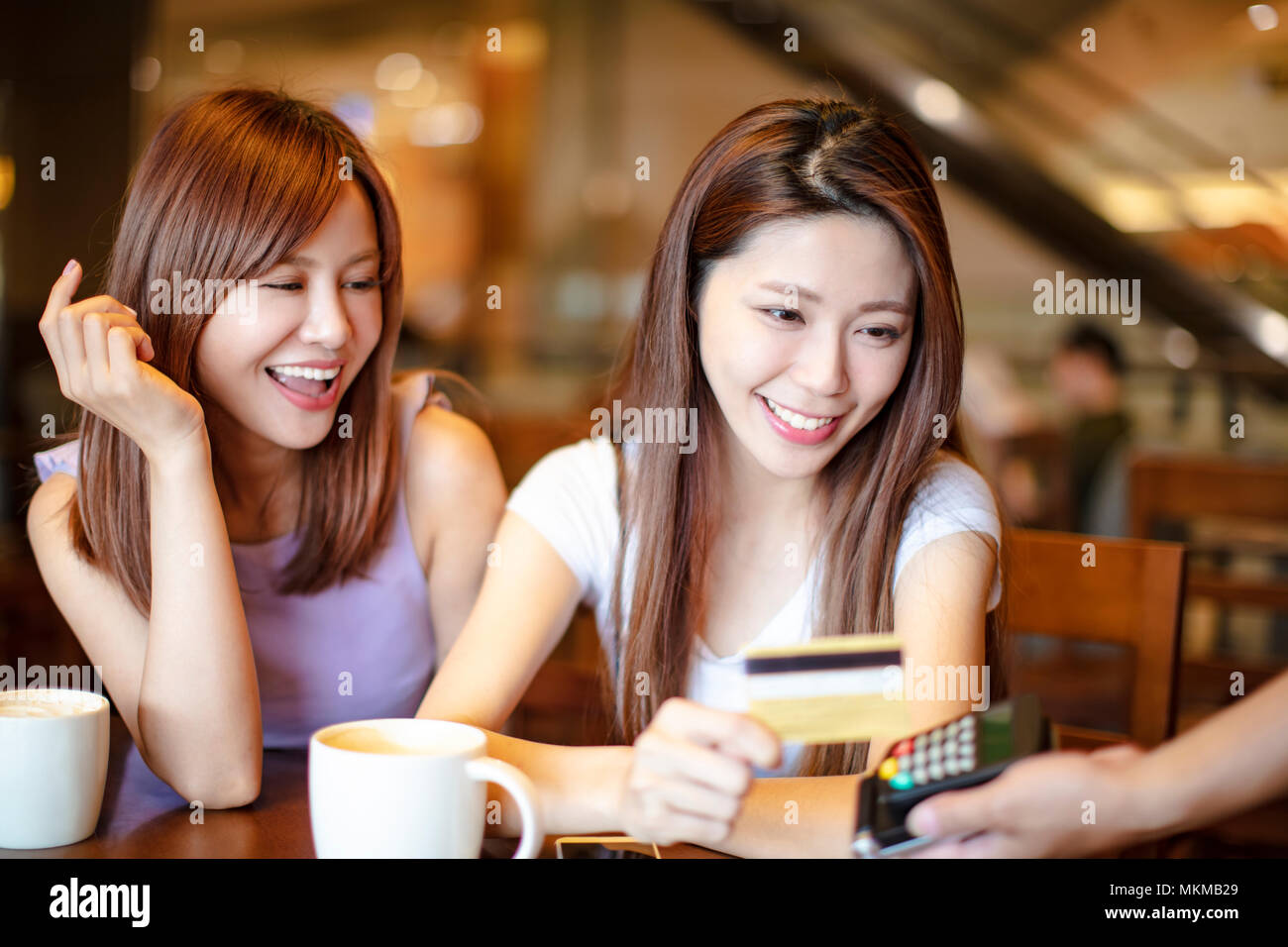 Frau Zahlung mit Kreditkarte im Cafe Shop Stockfoto