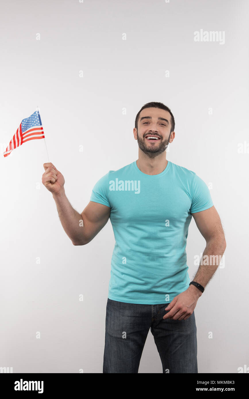 Netter Mann mit einer US-Flagge begeistert Stockfoto