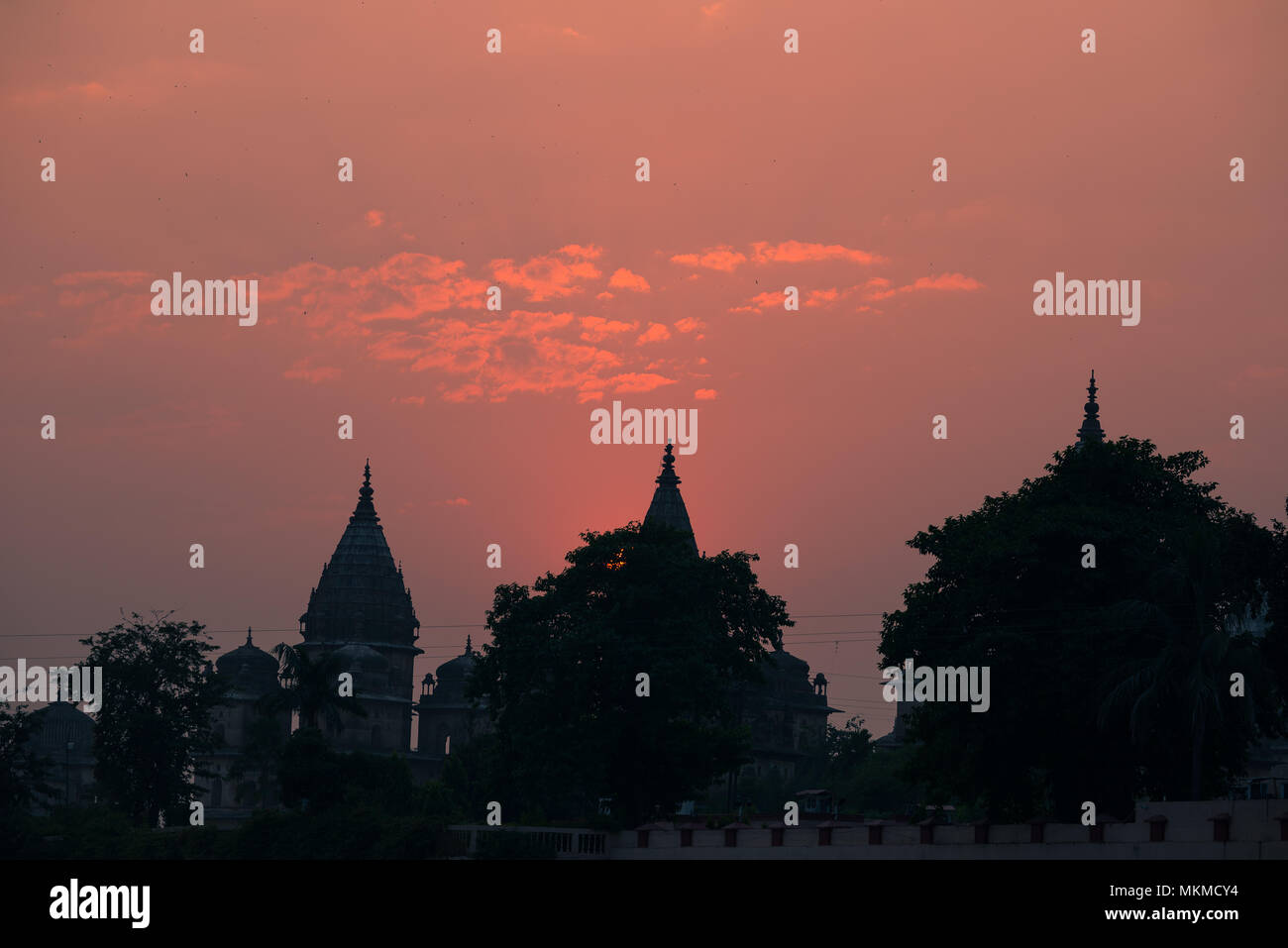 Gebäude Silhouette bei Sonnenuntergang in Indien. Rot Orange Violett bunte Himmel. Travel Concept. Orchha Tempelanlage. Stockfoto
