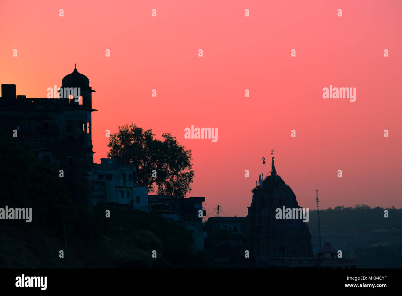 Gebäude Silhouette bei Sonnenuntergang in Indien. Rot Orange Violett bunte Himmel. Travel Concept. Maheshwar Palast und Tempel komplex. Stockfoto