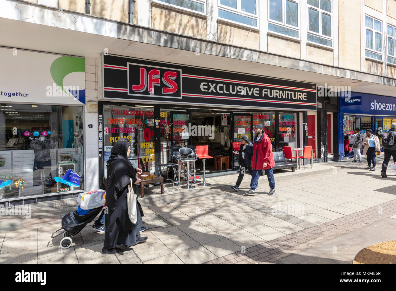 JFS Möbel Shop in der geschäftigen multi-kulturellen Zentrum von Woolwich, London, UK Stockfoto