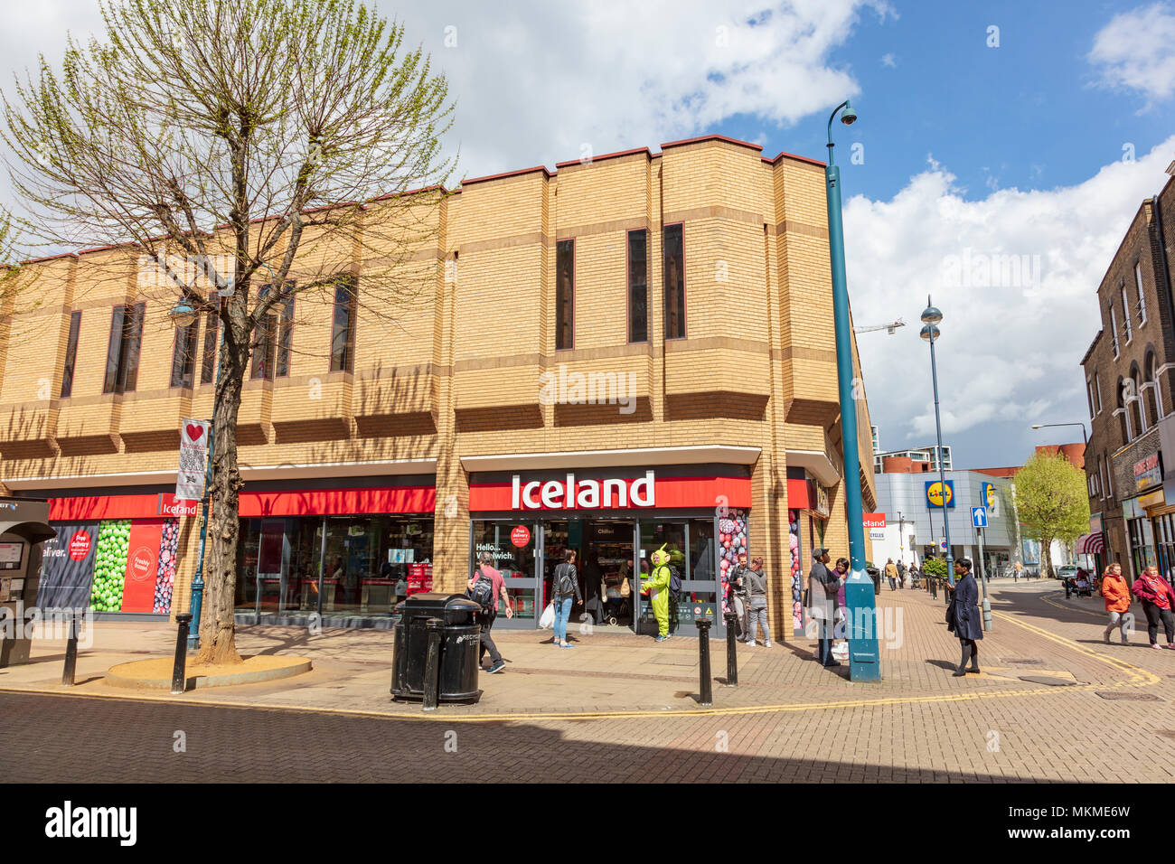 Island Supermarkt mit Lidl in den Hintergrund in der multi-kulturellen Einkaufszentrum von Woolwich, London UK Stockfoto