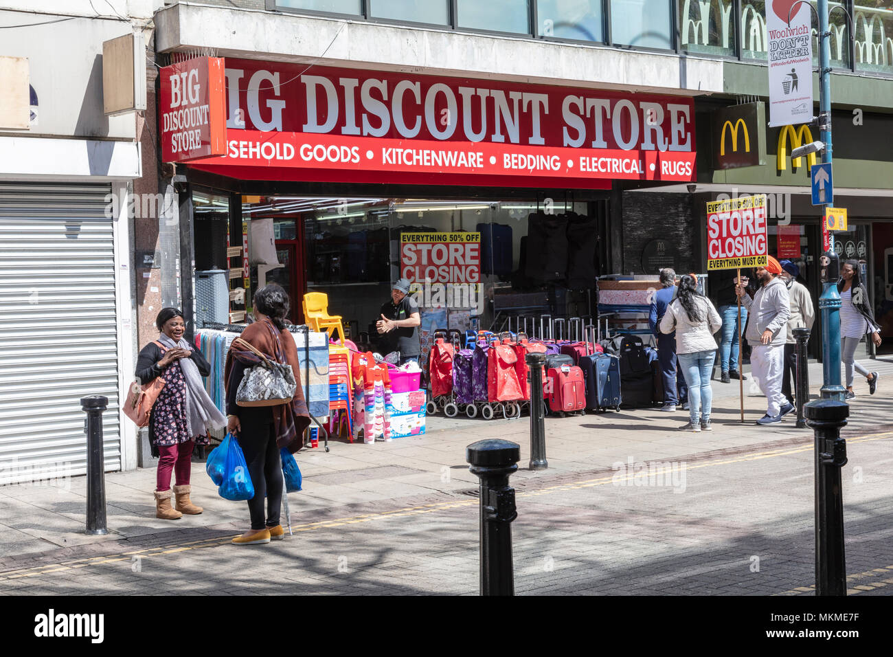 Eines der vielen Geschäfte mit der Schließung der Umsatz in der multi-kulturellen Einkaufszentrum von Woolwich, London, UK Stockfoto