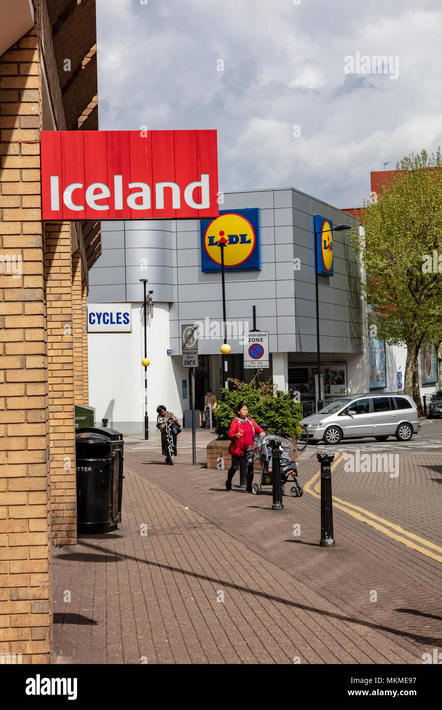 Supermarkt Wettbewerb mit Island und Lidl in den belebten multi-kulturellen Zentrum der Stadt Woolwich, London, UK Stockfoto