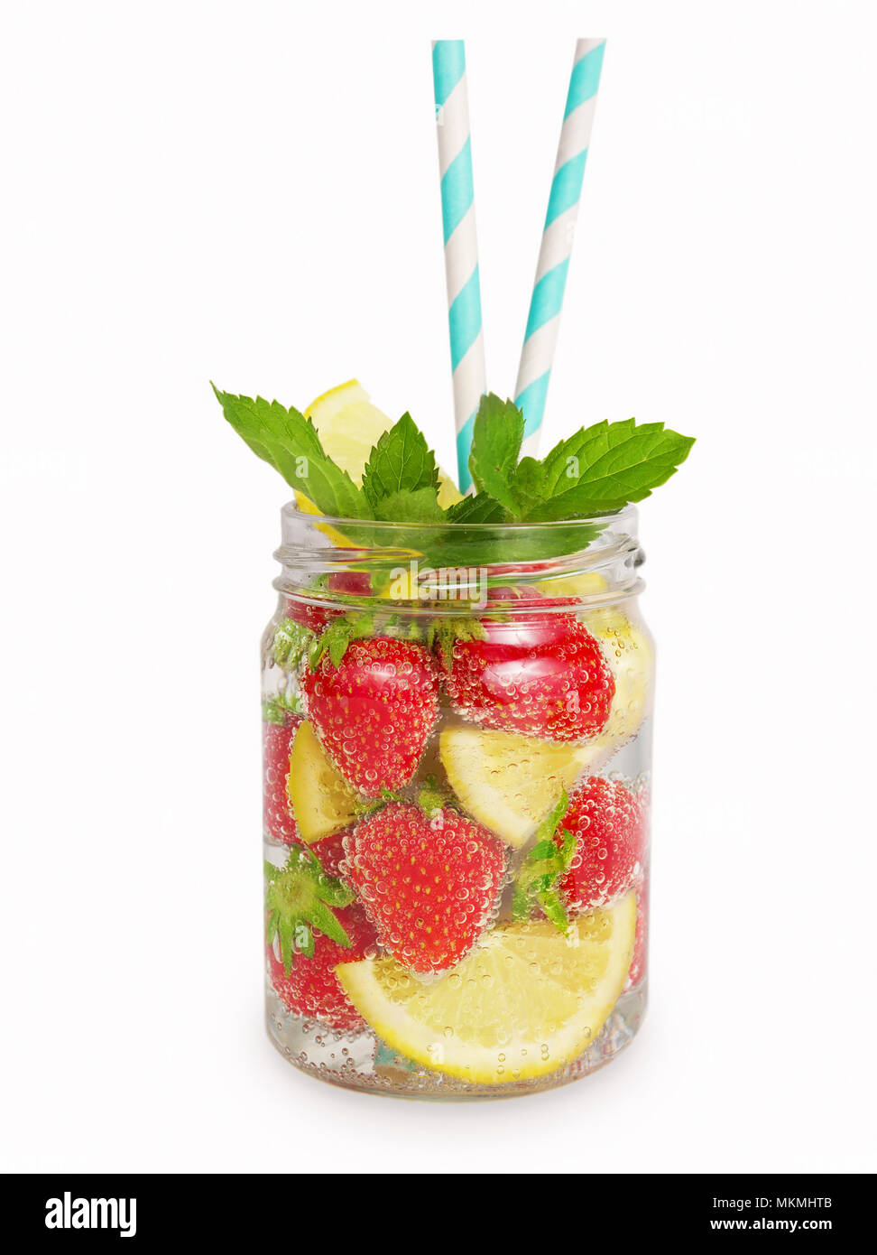 Erdbeer Limonade mit mit Zitronenscheiben. Hausgemachte Limonade auf weißem Hintergrund. Getränke für eine Partei. Stockfoto