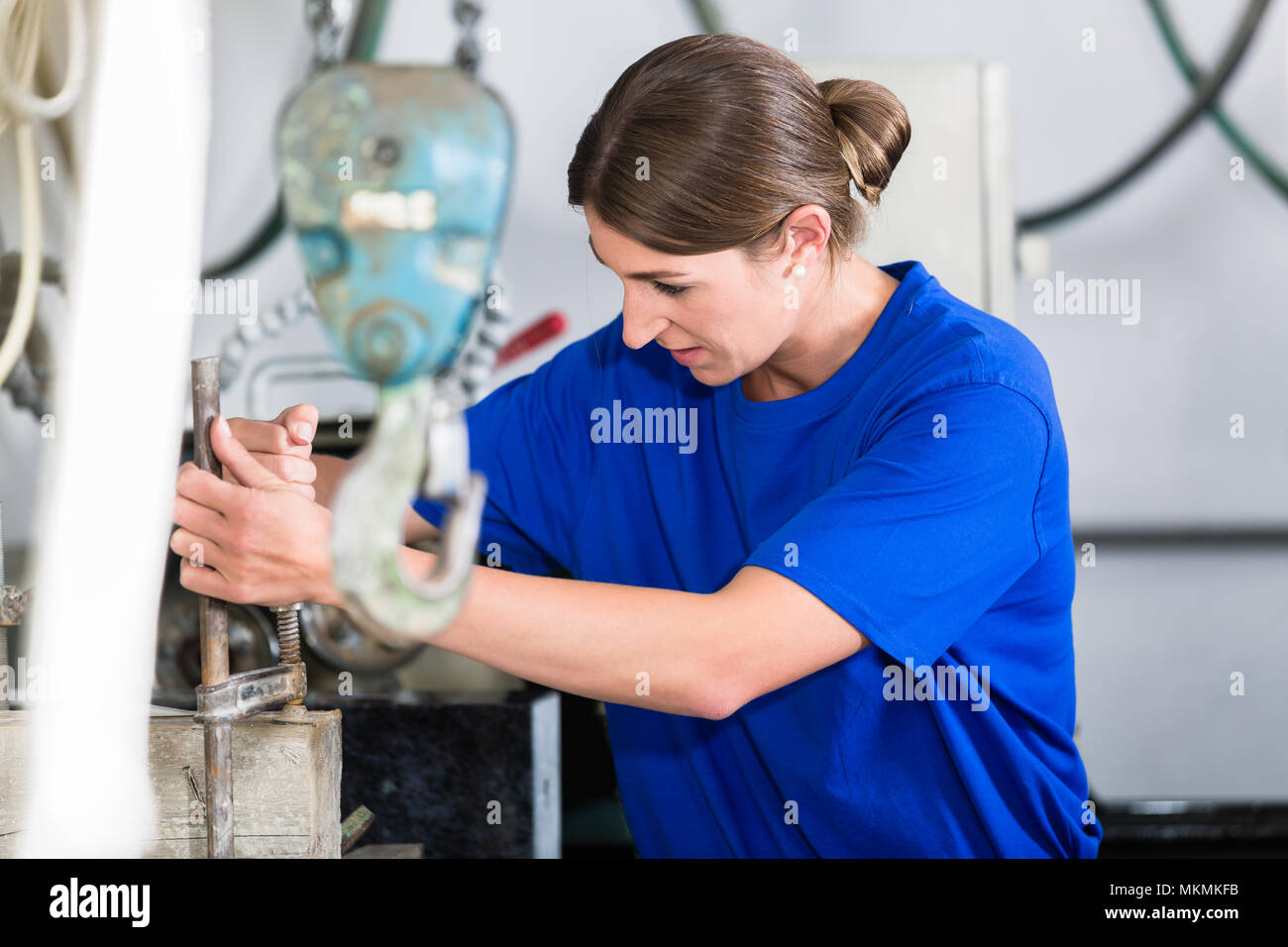 Handwerkerin in Steinmetz workshop Stockfoto