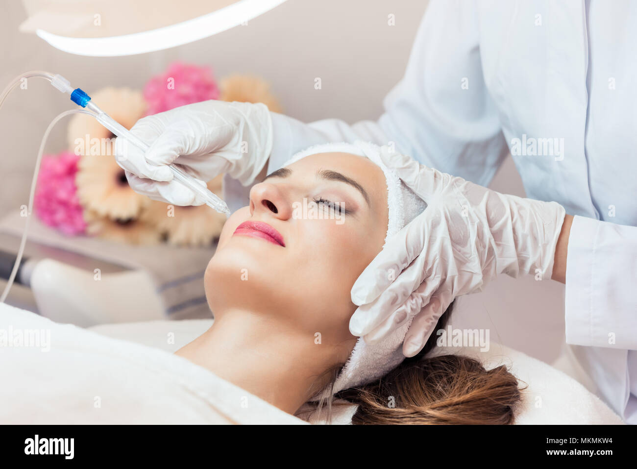 Schöne Frau Entspannung während nicht-invasive Gesichtsbehandlung Stockfoto