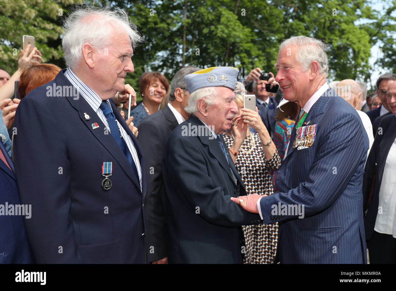 Der Prinz von Wales trifft Veteranen während VE Tag Gedenkfeiern in Parc Tte d'Or, Lyon, Frankreich als Teil ihrer Besuch des Landes. Stockfoto