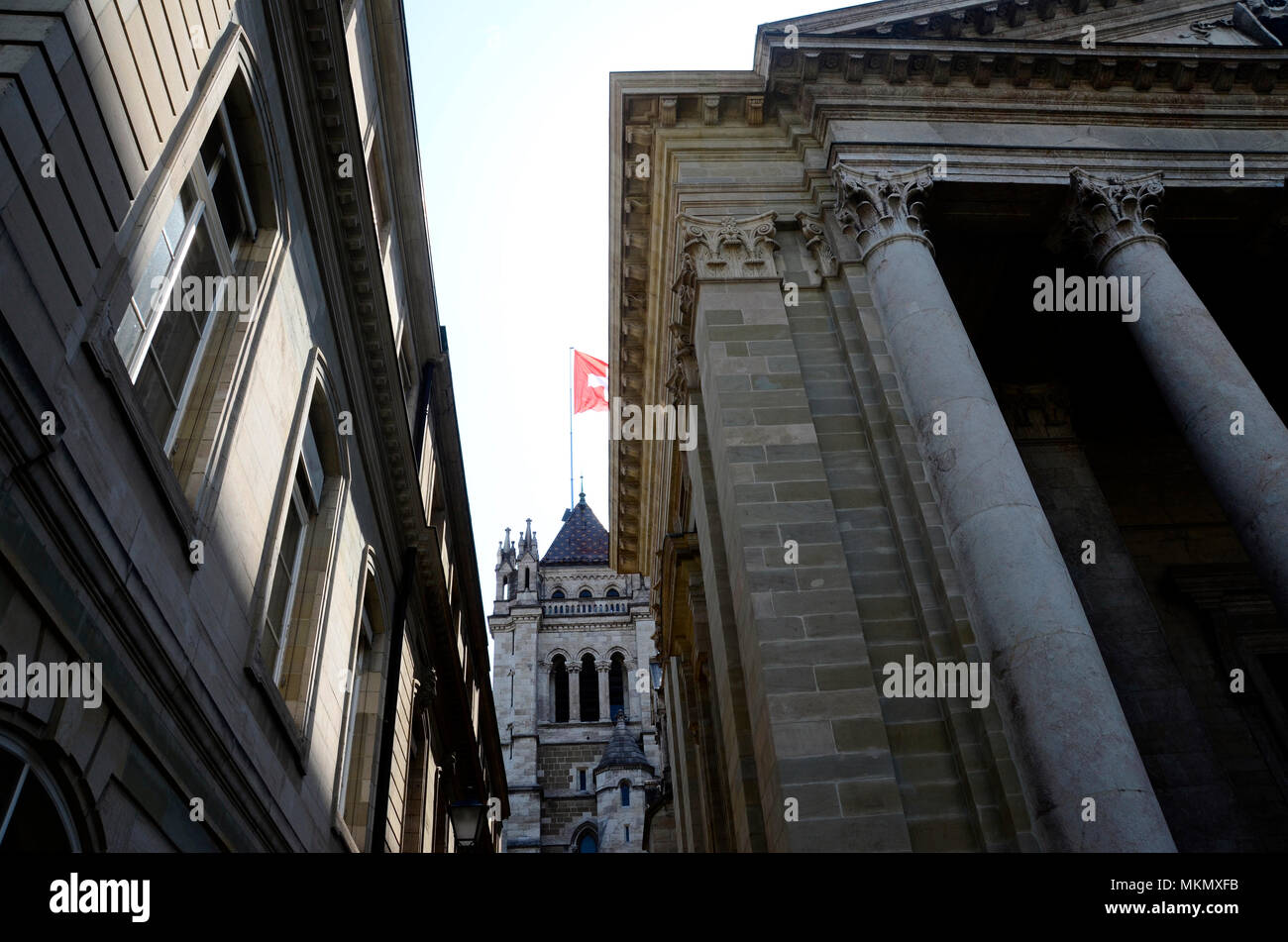 Kathedrale St. Pierre und Schweizer Fahne in Genf, die Architektur der Stadt, Alpen, Schweiz Stockfoto