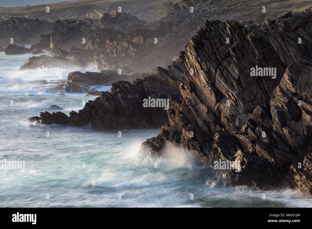 Wellen, die auf der felsigen Küste von Achill Island, ein Ziel auf den wilden Atlantik, County Mayo Irland Stockfoto