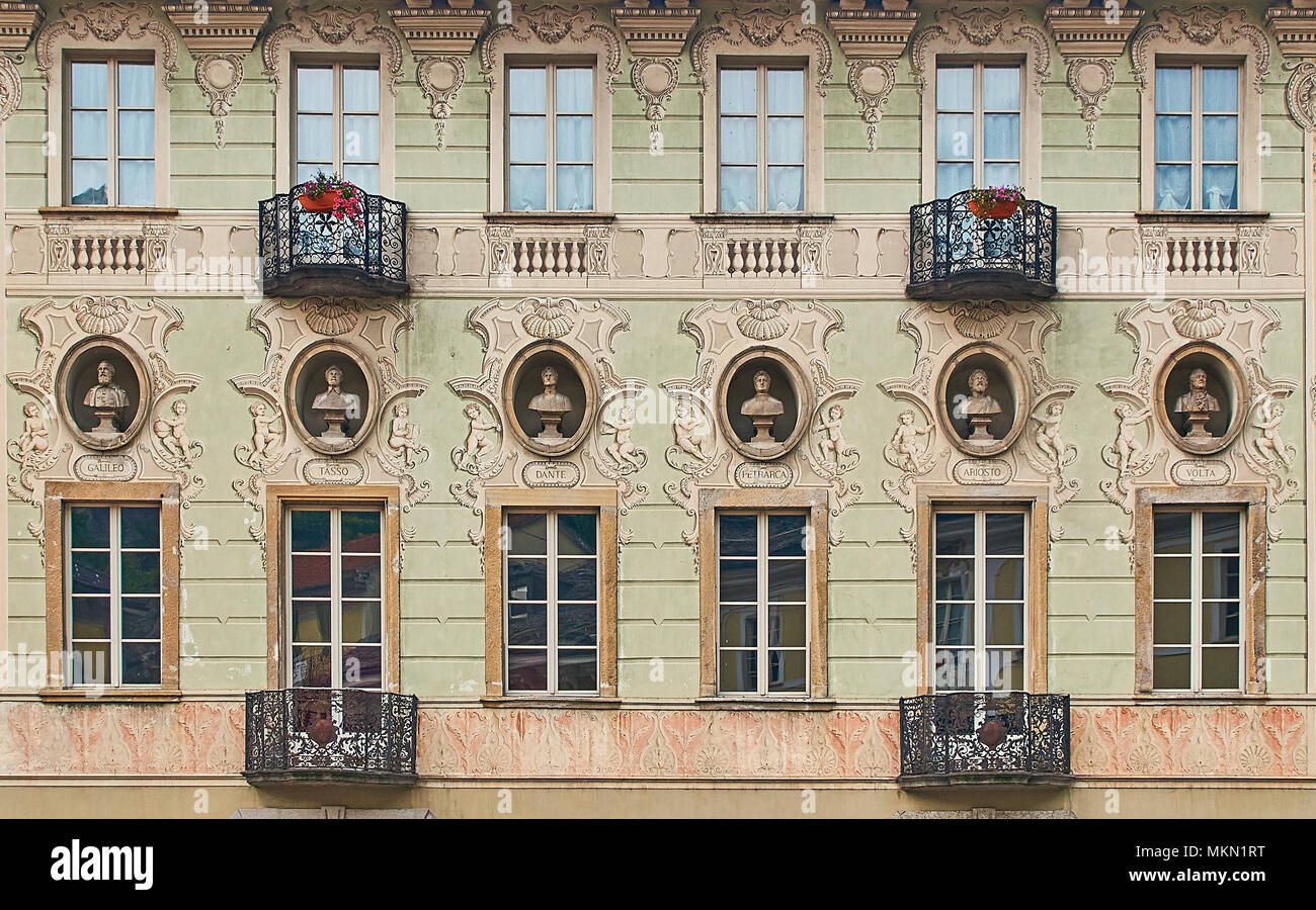 Vintage Skulptur Porträts von Galileo Galilei, Torquato Tasso, Dante Alighieri, Francesco Petrarca, Ludovico Ariosto und Alessandro Volta auf einer Fassade eines alten Gebäudes in Bellinzona, Schweiz Stockfoto