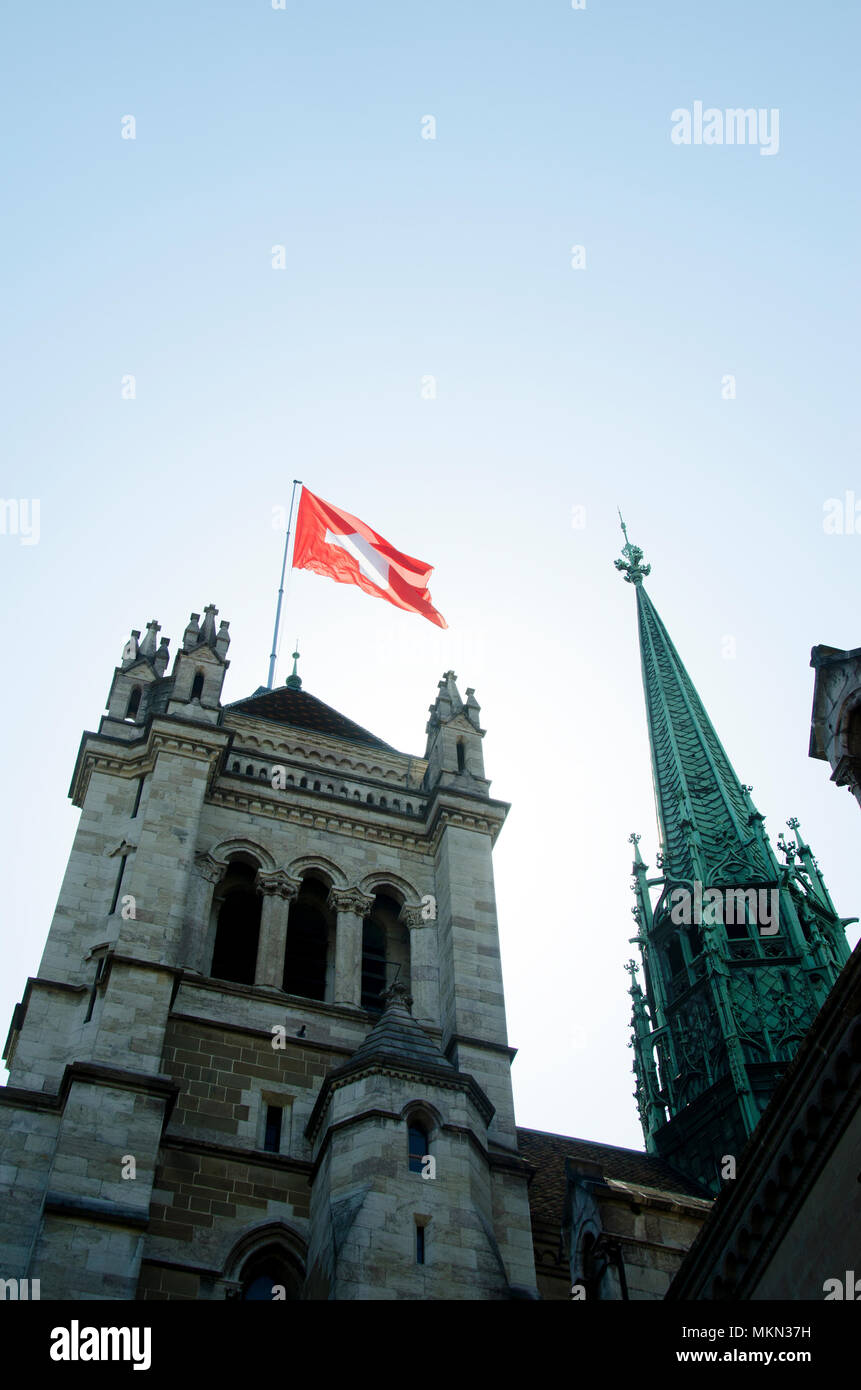 Kathedrale St. Pierre und Schweizer Fahne in Genf, die Architektur der Stadt, Alpen, Schweiz Stockfoto