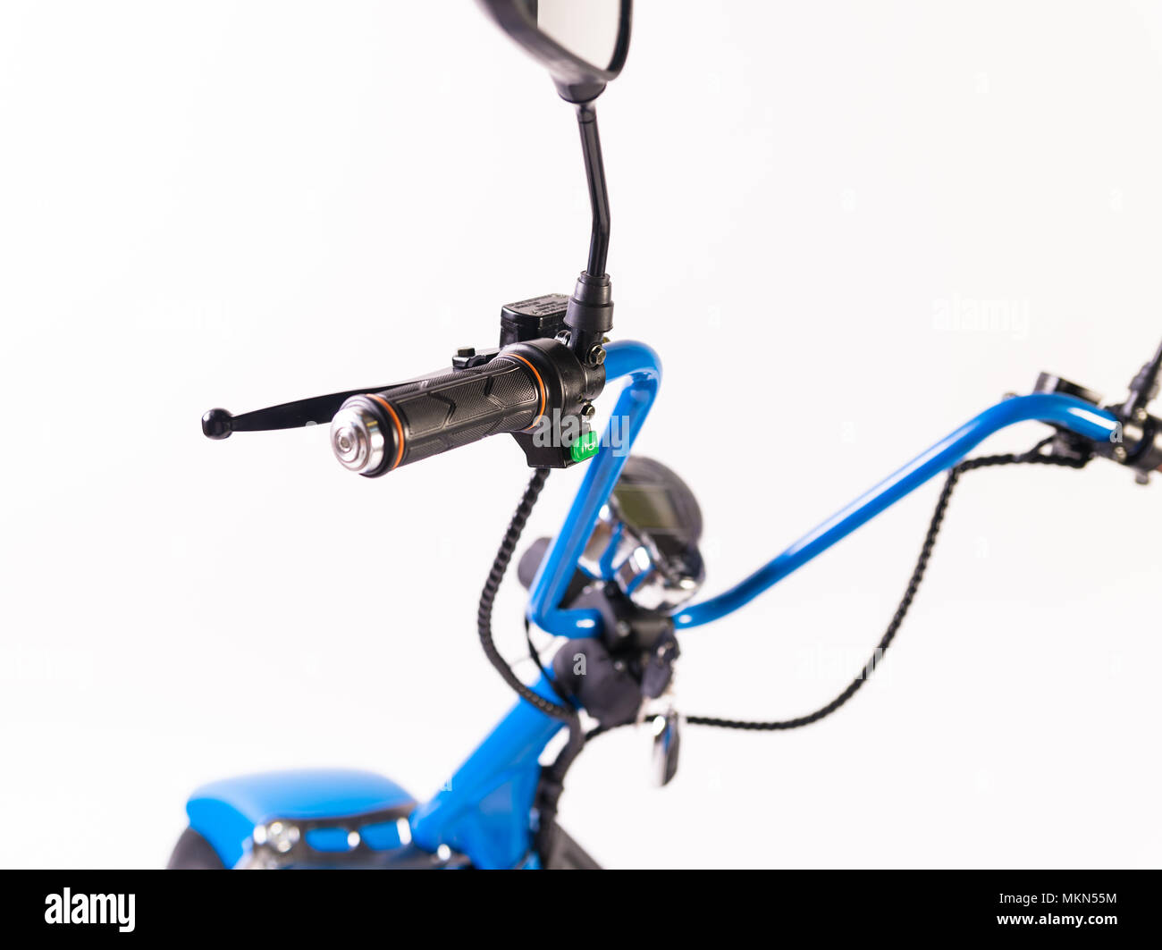 In der Nähe von elektrischen Fahrzeug Roller und Fahrrad isoliert auf weißem Hintergrund Stockfoto
