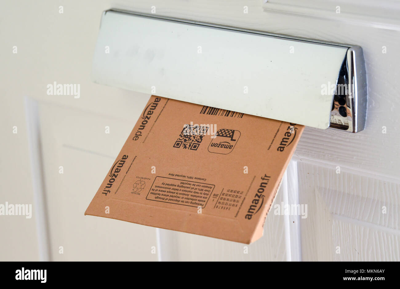 Amazon online einkaufen Startseite Lieferung Paket in einem Haushalt Letter Box Foto aufgenommen von Simon Dack Stockfoto