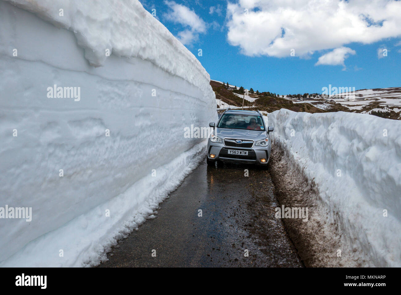 Subaru Forester 4x4 und Schneeverwehungen, verschneite Col de Pailheres, Ariège, Französischen Pyrenäen, Frankreich Stockfoto