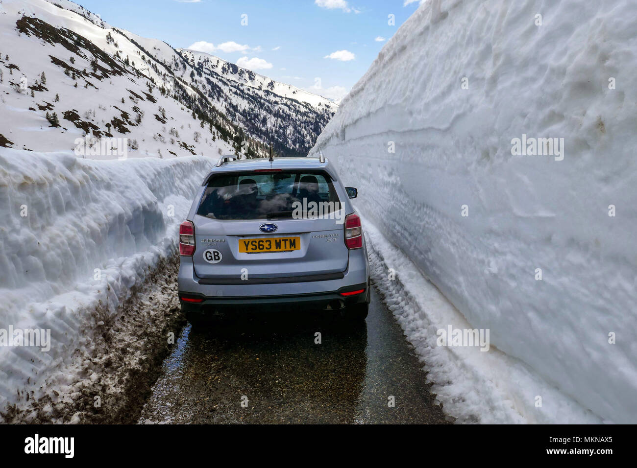Subaru Forester 4x4 und Schneeverwehungen, verschneite Col de Pailheres, Ariège, Französischen Pyrenäen, Frankreich Stockfoto
