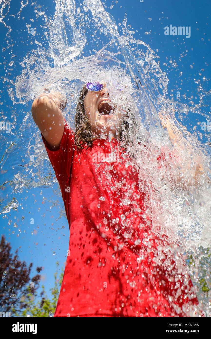 Waterfight splash im Garten in Großbritannien Sommer Stockfoto