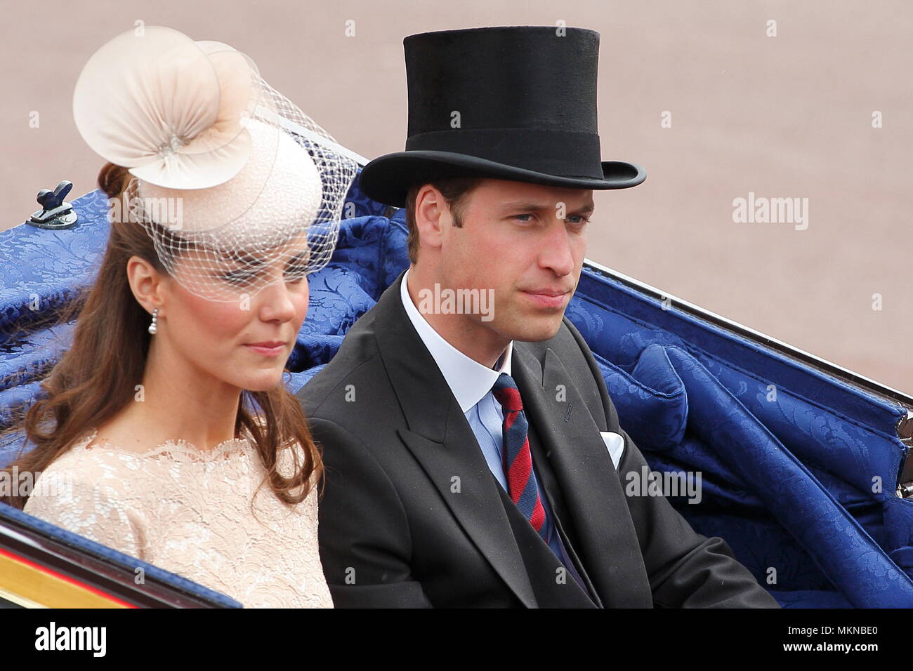 Prinz William, Camilla mit Catherine Herzogin von Cambridge reisen in die offene Landau zum Buckingham Palace, zum 60. Jahrestag des Beitritts der Königin, London gedenken. 5. Juni 2012 --- Bild von: © Paul Cunningham Stockfoto