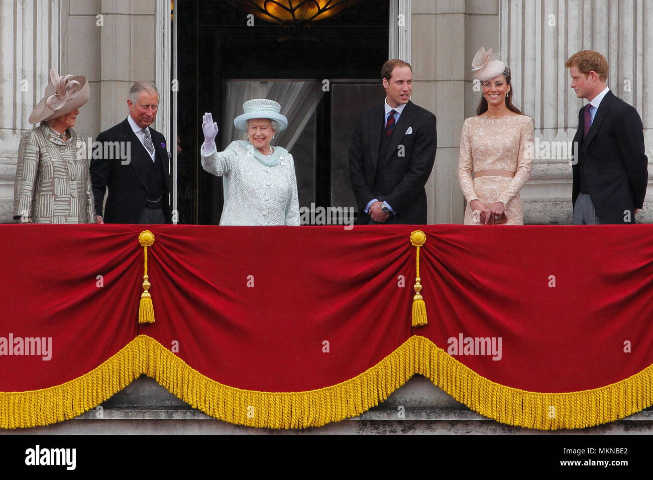 Königin Elisabeth II. Winkt der riesigen Menge mit zukünftigen Königen zu: Prinz Charles (jetzt König Karl III) und Prinz William (jetzt Prinz von Wales), Camilla Herzogin von Cornwall (jetzt Königin Camilla) und Catherine Herzogin von Cambridge (jetzt Prinzessin von Wales) Auf dem Balkon des Buckingham Palace anlässlich des 60. Jahrestages des Beitritts der Königin in London. 5. Juni 2012 --- Bild © Paul Cunningham Stockfoto